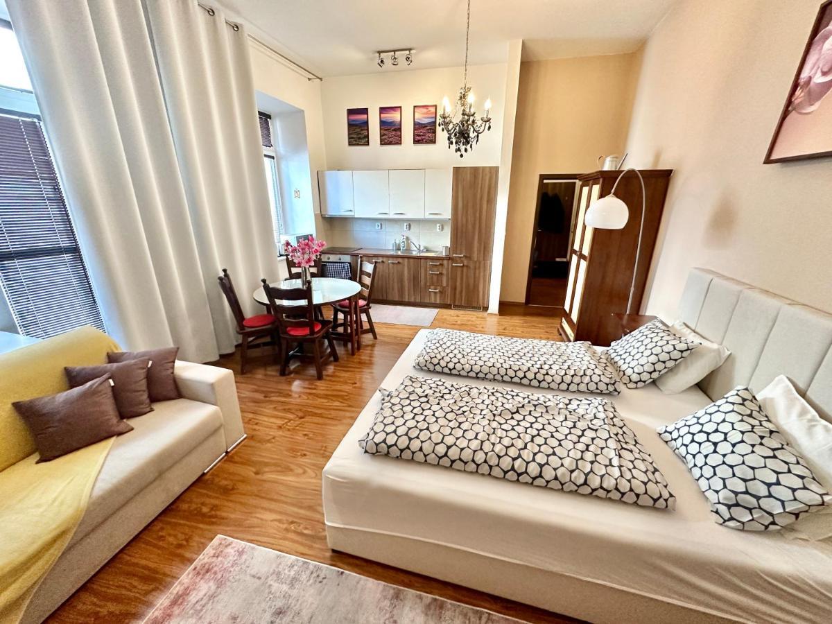 Home Away Main Square Apartment Poprad Eksteriør billede