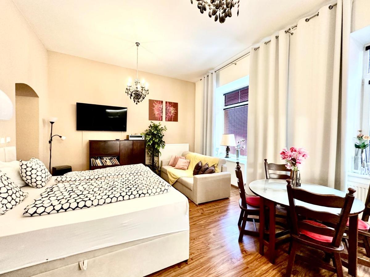 Home Away Main Square Apartment Poprad Eksteriør billede