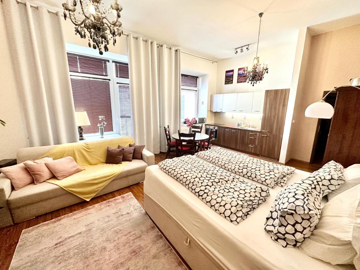 Home Away Main Square Apartment Poprad Eksteriør billede