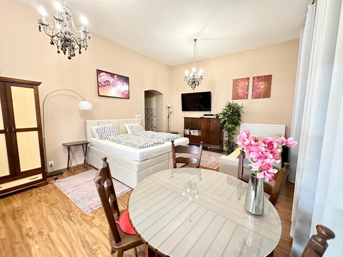 Home Away Main Square Apartment Poprad Eksteriør billede